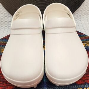 Woman's White CROCS. Unisex, M6, W8. NWOT.